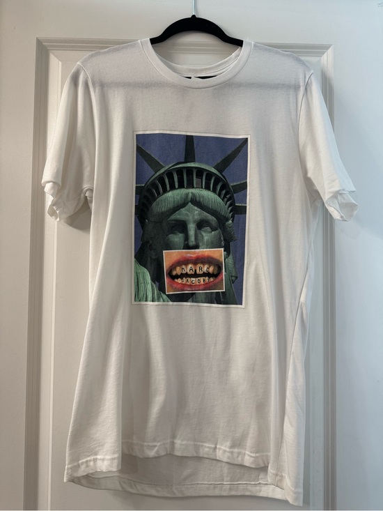 Marc Jacobs Tops - Marc Jacobs Unisex White Tee Statue of Liberty